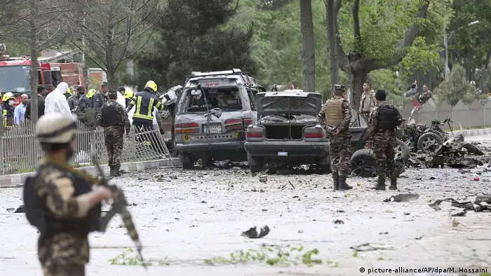 Afghanistan Anschlag auf Nato-Konvoi in Kabul (picture-alliance/AP/dpa/M. Hossaini)