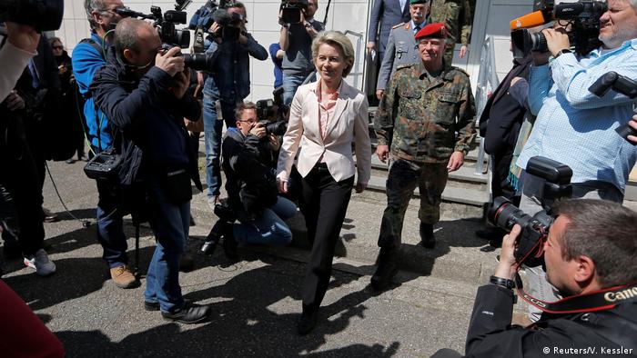 Frankreich Bundesverteidigungsministerin Ursula von der Leyen in Illkirch
