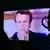 Frankreich Paris Macron auf  TV-Bildschirm vor Duell zur Präsidentschaftswahl