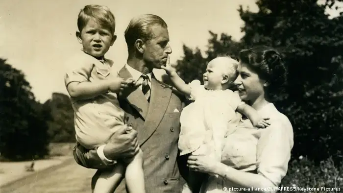 Elizabeth II. und Prinz Philip mit Charles und Anne 1953 (picture-alliance/ZUMAPRESS/Keystone Pictures)