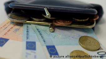 Münzen und Scheine liegen vor einem Portemonnaie (picture alliance/ dpa/ Schönberger)