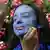 Eine junge Frau lässt ihr Gesicht in den Farben Europas schminken