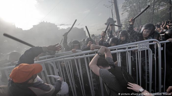 Столкновение демонстрантов с полицией на Болотной площади, 5 мая 2012 года