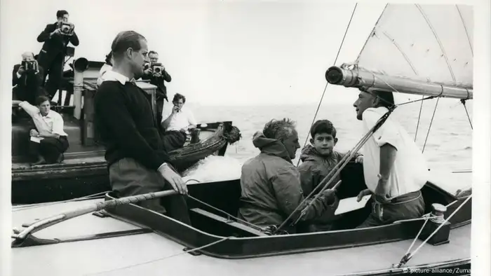 Prinz Philip und Prinz Charles beim Segeln (picture-alliance/Zumapress)