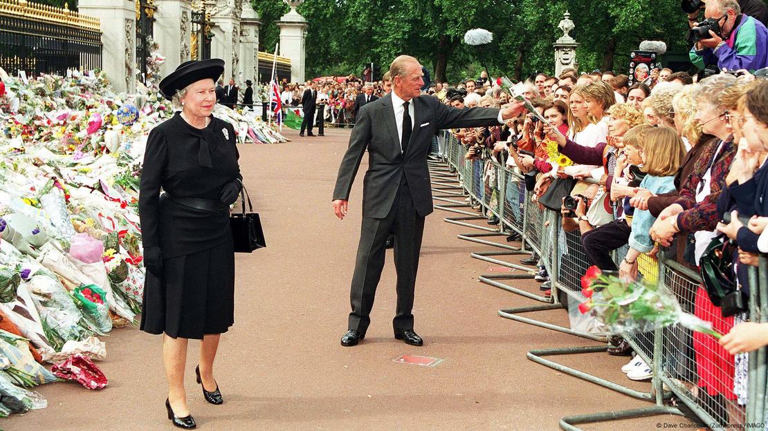 Кралицата Елизабета Втора и принцот Филип пред Бакингемската палата по смртта на принцезата Дијана во 1997 година