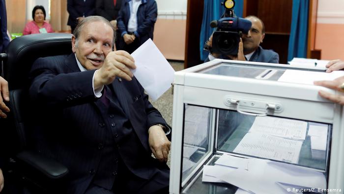 Bouteflika wirft einen Wahlschein in einer Urne