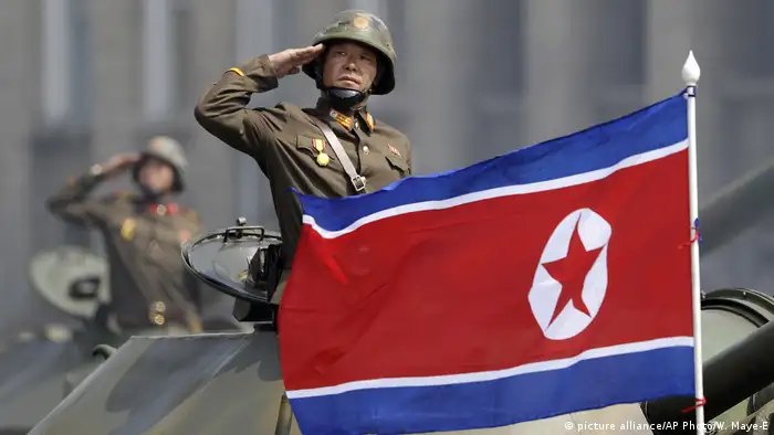 Nordkorea Flagge (picture alliance/AP Photo/W. Maye-E)