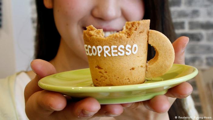 Japan eßbare Espressotasse in Tokio (Reuters/K. Kyung-Hoon)