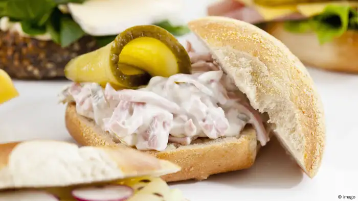 Fleischsalat auf Brötchen (Foto: imago)