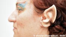 Symbolbild: Teilnehmerin einer Science-Fiction-Veranstaltung mit einem auf ihrem eigenen Ohr befestigten spitzenKunststoffohr (Quelle: picture-alliance/dpa/C. Seidel)