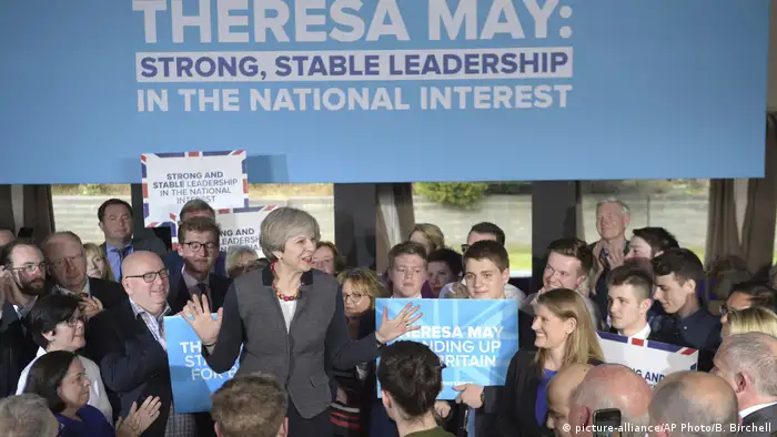 UK | Theresa May in Bristol (picture-alliance/AP Photo/B. Birchell)