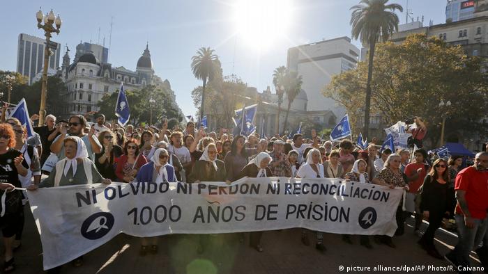 Afiche que reza: Ni olvido ni perdón ni reconciliación: 100 años de prisión en protesta por los crímenes cometidos por los responsables civiles y militares de la dictadura en Argentina. (4.05.2017).