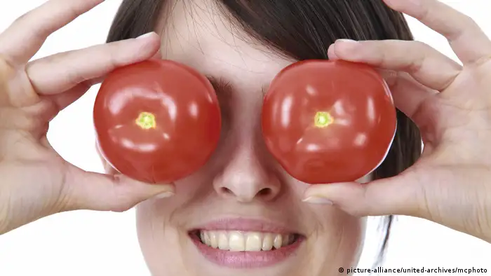 Eine Frau hält sich Tomaten vor die Augen (picture-alliance/united-archives/mcphoto)