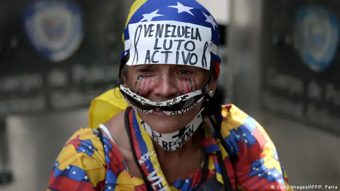 Durante la misma la exdiputada María Corina Machado hizo un llamado público a militares y policías a que “suelten las armas y acompañen a una Venezuela que está de pie, con el objetivo de cambiar a Maduro. 06.05.2012