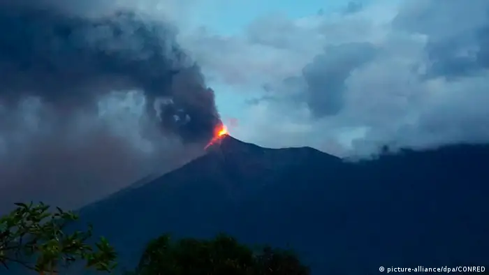 Guatemala Ausbruch des Feuervulkans (picture-alliance/dpa/CONRED)