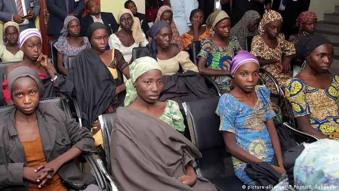 Nigeria Chibok-Mädchen in Abuja (picture-alliance/AP Photo/S. Aghaeze/)