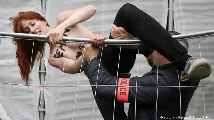 Frankreich - Femen Proteste zur Wahl in Frankreich (picture-alliance/AP Photo/F. Mori)