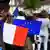 Активист движения "Пульс Европы" с флагами Франции и Евросоюза