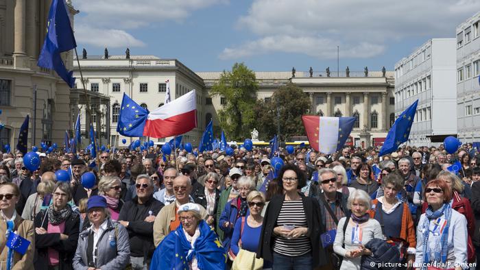 Массовая акция движения Пульс Европы в Берлине. Участники держат флаги ЕС и Франции.