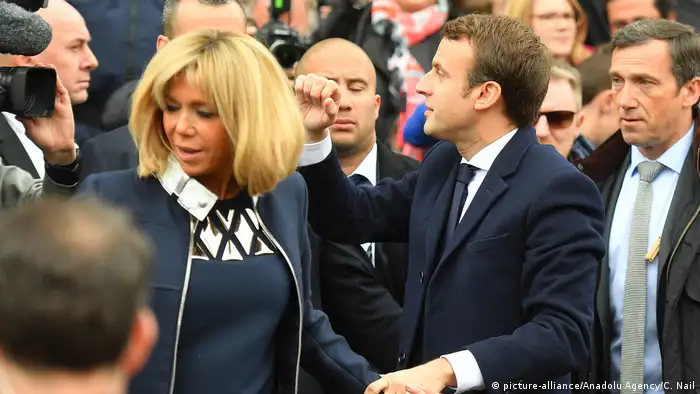 Frankreich Präsidentschaftswahl 2017 | Emmanuel Macron & Brigitte Trogneux (picture-alliance/Anadolu Agency/C. Nail)