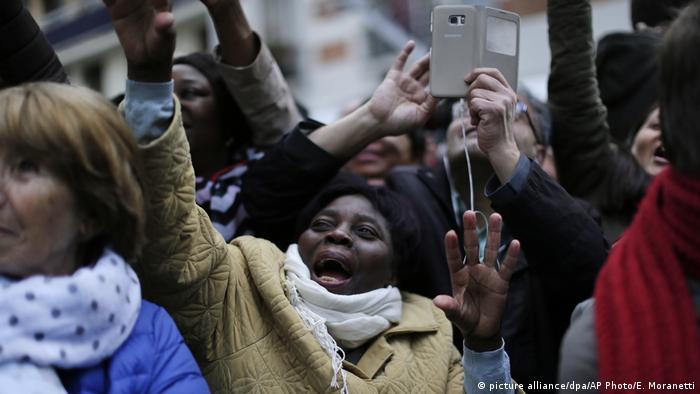 Сторонники Макрона в центре Парижа на площади перед Лувром празднуют его победу вечером 7 мая 2017 года