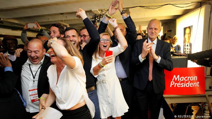Сторонники Эмманюэля Макрона празднуют победу своего кандидата в Марселе, воскресенье, 7 мая 2017 года