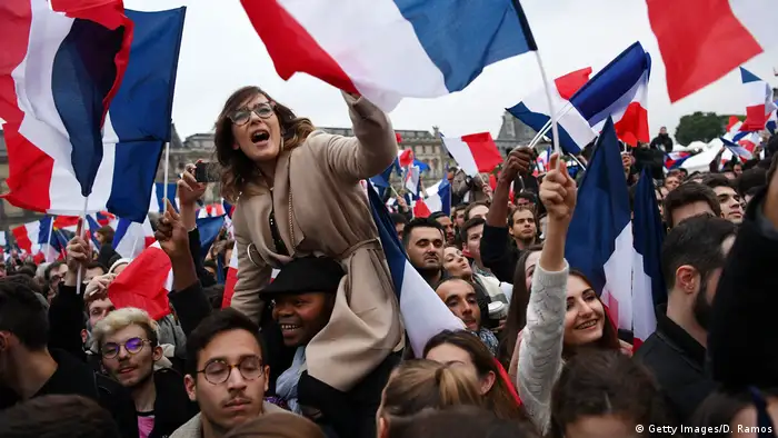 Frankreich Unterstützer von Emmanuel Macron feiern nach der zweiten Runde der französischen Präsidentschaftswahlen 2017