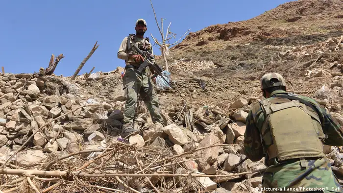 Afghanistan Soldaten in der Provinz Nangarhar (picture-alliance/Photoshot/R. Safi)