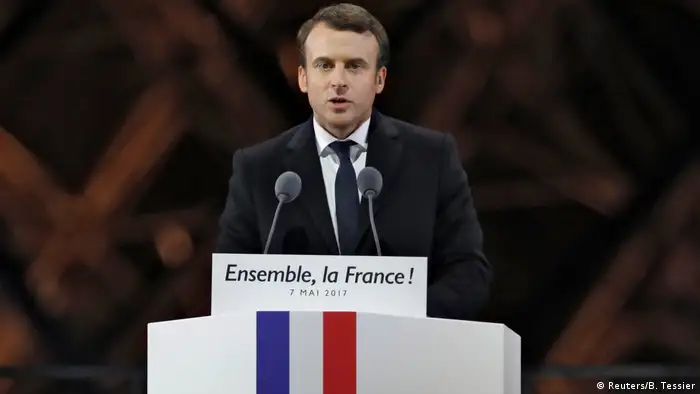 El socioliberal Emmnauel Macron, de 39 años, fue elegido como nuevo presidente de Francia, tras derrotar -según los primeros sondeos- con un 65,8% de los votos a su contendora, la ultraderechista Marine Le Pen, quien obtuvo el 25,3%. 07.05.2017