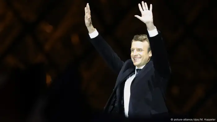 Frankreich Präsident Emmanuel Macron spricht vor dem Louvre in Paris (picture-alliance/dpa/M. Kappeler)