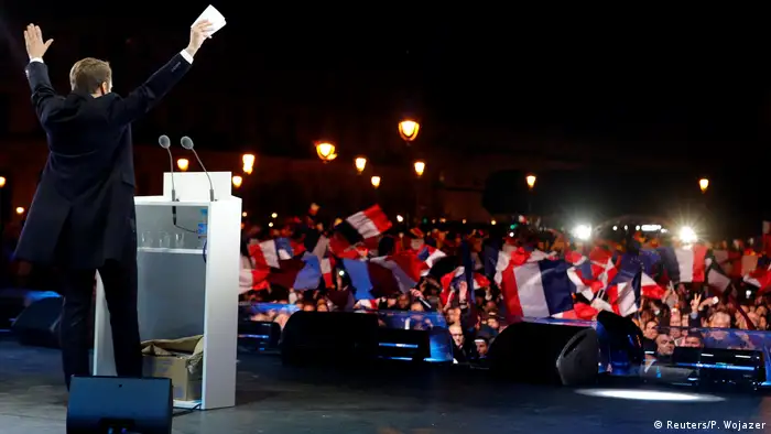 Frankreich Präsident Emmanuel Macron spricht vor dem Louvre in Paris