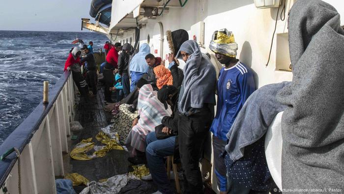 Mittelmeer Gerettete Flüchtlinge (picture-alliance/abaca/I. Pastor)