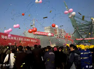 12月15日，连战在天津港为首次直航台湾高雄的货轮送行