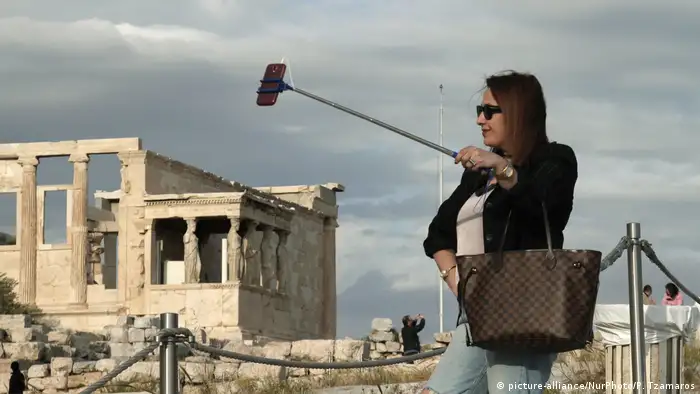 Griechenland Touristen Selfies (picture-alliance/NurPhoto/P. Tzamaros)