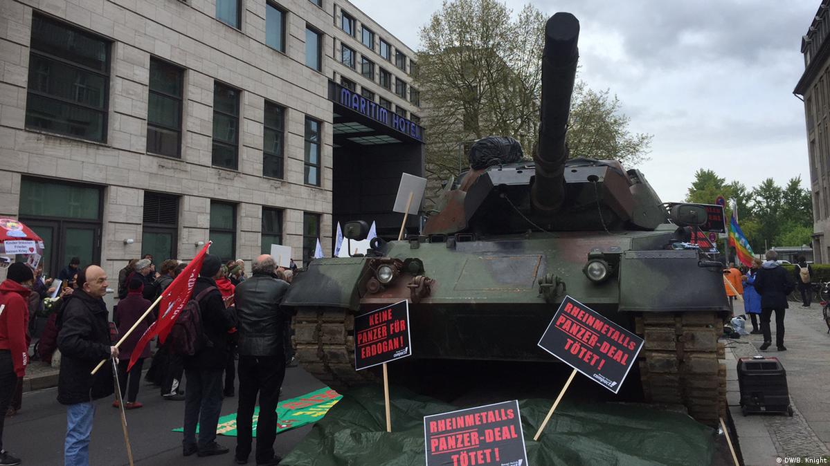Немецкий танк Leopard 1 и участник протестов против поставок таких боевых машин Турции (фот из архива)