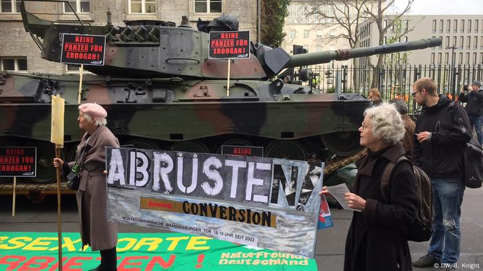 Protesters Deploy Tank Against German Turkish Arms Deal Germany News And In Depth Reporting From Berlin And Beyond Dw 09 05 17