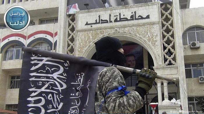 Syria Al Nusra Front Kämpfer Symbolbild (picture-alliance/AP Photo)