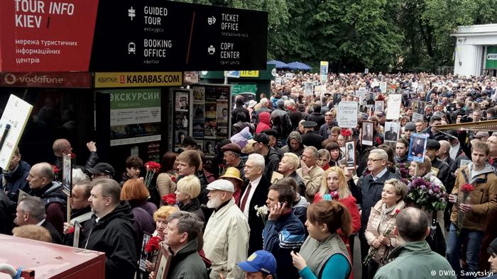 Участники шествия в Киеве 9 мая направляются от места сбора 