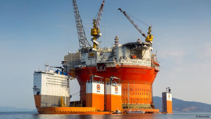 Dockwise Vanguard транспортує морську платформу