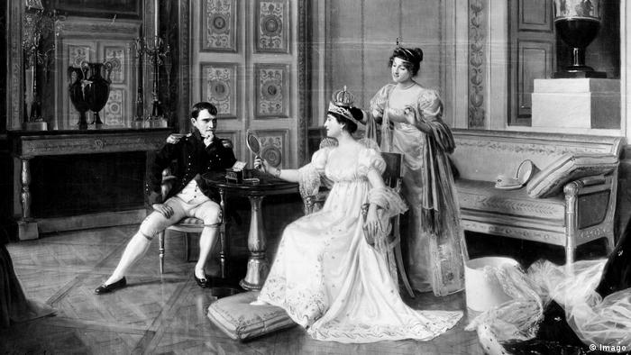 Любовните връзки между млади мъже и по-възрастни жени не са някакъв нов феномен. Наполеон Бонапарт например е бил влюбен до уши в шест години по-възрастната Жозефин дьо Боарне. Двамата сключват брак през 1796 година. Впрочем, възходът на Наполеон се дължи в голяма степен именно на Жозефин - и на връзките ѝ в света на политиката.