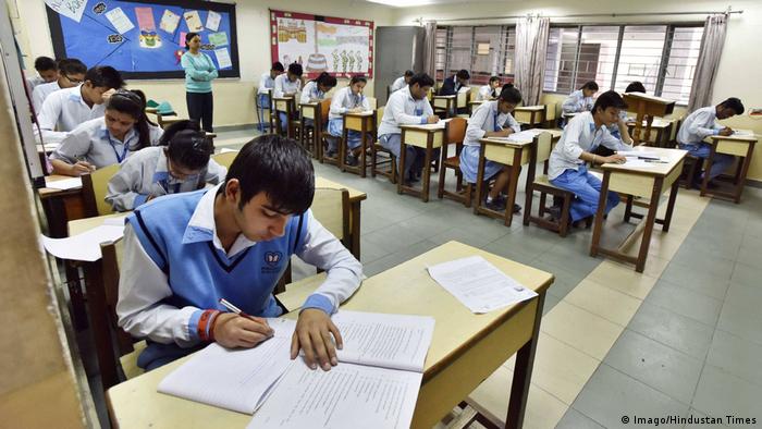 Indien Schüler bei einer Prüfung