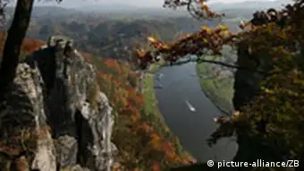 Blick von den Felsen der Bastei über das Elbtal bei Rathen
