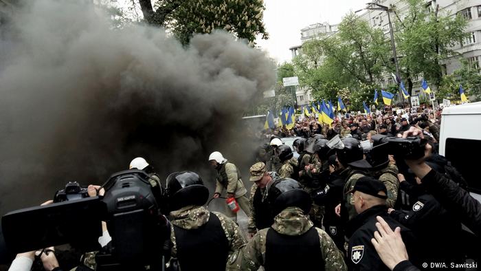 Участники шествия и полиция в дыму