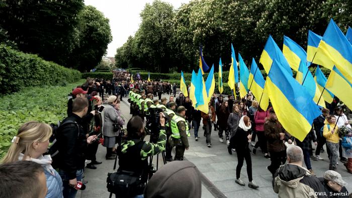 Участники шествия в Киеве в парке Славы у могилы Неизвестного солдата