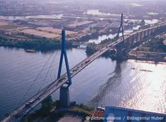 Die Köhlbrandbrücke von oben gesehen