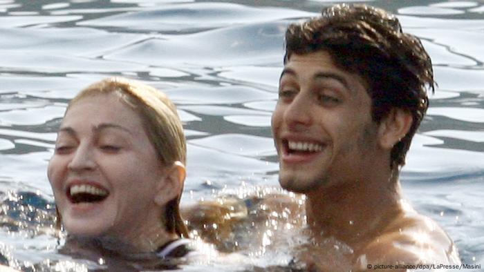 Deutschland Bildergalerie sie ist älter - wen juckt es? Madonna und Jesus Luz in Portofino (picture-alliance/dpa/LaPresse/Masini)