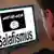 Подросток перед экраном с флагом ИГ и надписью "Salafismus"