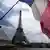 Флаг Франции на фоне Эйфелевой башни в Париже