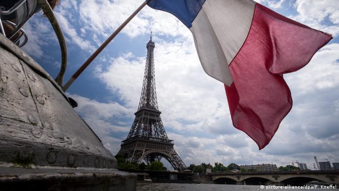 Eiffel tower and French flag (picture-alliance/dpa/P. Kneffel)