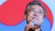 Südkoreas neues Präsident Moon Jae In mit Mikrofon vor der südkoreanischen Flagge Südkoreas neues Präsident Moon Jae In mit Mikrofon vor der südkoreanischen Flagge